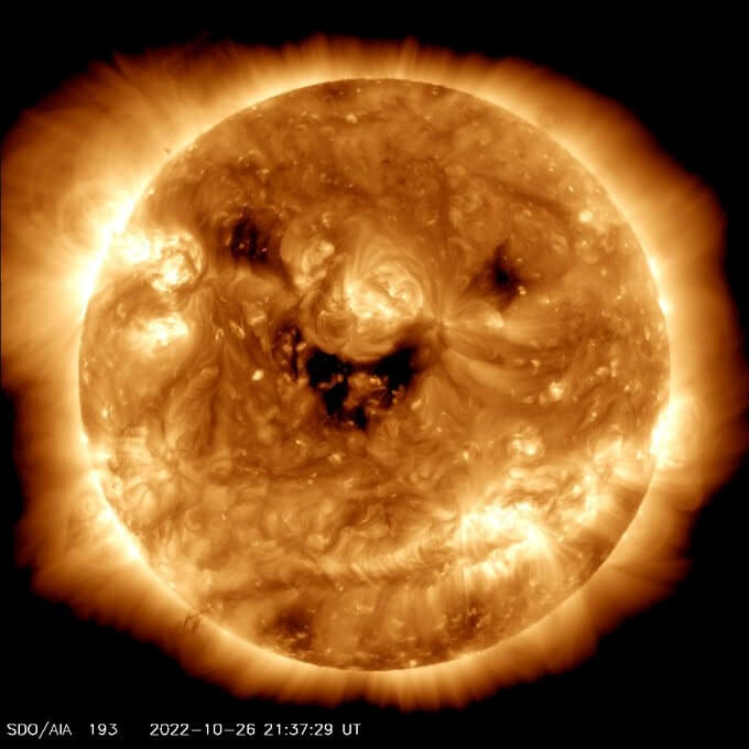Uśmiechnięte Słońce ze zdjęcia NASA zagrożeniem dla Ziemi 