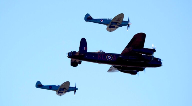 Grzegorz ŚLIŻEWSKi: Karmazynowy błękit nieba. Działania bojowe I Polskiego Skrzydła Myśliwskiego w 1941 roku
