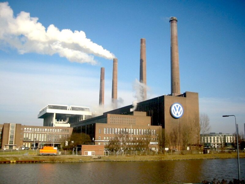 Mimo doniesień o ludobójstwie, łamaniu praw etnicznej grupy Ujgurów w chińskiej prowincji Sinciang, firma Volkswagen nie zamierza zamykać działającej tam fabryki. Zdaniem przedstawicieli niemieckiej firmy VW, nie ma dowodów na naruszenia praw człowieka – twierdzi portal „Tagesschau”. Innego zdania jest ujgurska działaczka Rushan Abbas, która podkreśla, że prześladowania Ujgurów wciąż trwają. „Miliony są wykorzystywane do przymusowej pracy; dzieci są odbierane rodzicom, kobiety zmuszane do sterylizacji, aborcji i małżeństw z Chińczykami" - przekazuje Abbas.