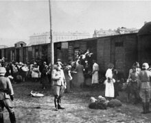 22 lipca 1941 r. rozpoczęła się wielka akcja deportacyjna w getcie warszawskim (także „Wielka Akcja”, niem. Grossaktion). Pod pretekstem „wysiedlenia na wschód” niemiecki okupant przeprowadził masową wywózkę Żydów z Warszawy do obozu zagłady w Treblince. Akcja trwała do 21 września 1942 r. W jej wyniku do Treblinki wywieziono ok. 250-300 tys. osób.