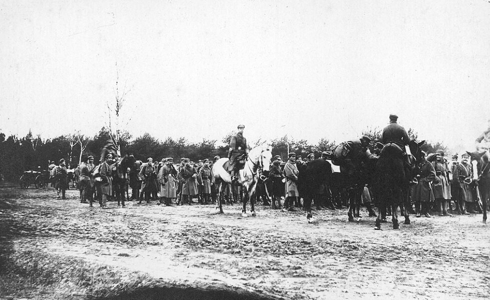 27 sierpnia 1914 roku decyzją austriackiego wodza naczelnego arcyksięcia Fryderyka oraz Naczelnej Komendy Armii powołano do życia Legion Zachodni w Krakowie i Legion Wschodni we Lwowie. Jednostki te stanowić miały jako Legiony Polskie wsparcie dla sił habsburskich walczących w I wojnie światowej. Z polskiej perspektywy były natomiast militarną reprezentacją mającego nadzieje na odzyskanie niepodległości narodu.