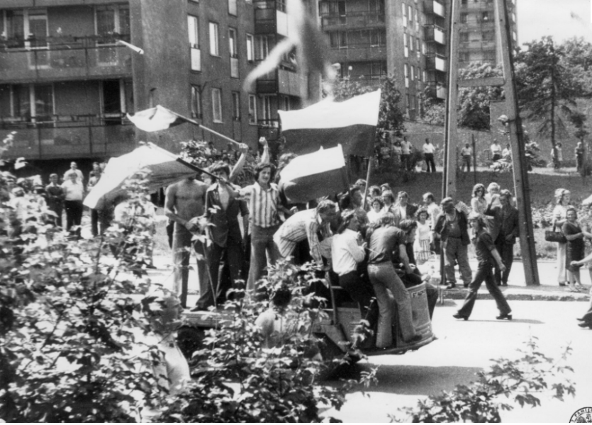 23 września 1976 r. światło dzienne ujrzał „Apel do społeczeństwa i władz PRL”, ogłoszony przez grono 14 osób w związku z wydarzeniami Czerwca 1976 i masowymi represjami wobec strajkujących przeciw podwyżkom cen żywności. Sygnatariusze apelu informowali, że sprzeciwiają się polityce władz komunistycznych i powołają Komitet Obrony Robotników (KOR) – organizację niosącą pomoc ofiarom państwowych represji.