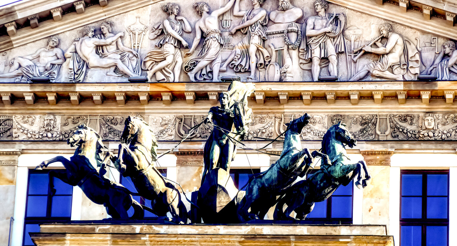 Antyk apoliński i dionizyjski fronton Teatru Wielkiego w Warszawie w opisie prof. Jerzego Miziołka