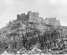 17 stycznia 1944 roku rozpoczęła się bitwa o Monte Cassino. W największej batalii frontu włoskiego walczyli żołnierze dziesięciu narodowości z pięciu kontynentów. W maju zadanie zdobycia ruin klasztoru bronionego przez resztki sił niemieckich przypadło żołnierzom 2. Korpusu Polskiego.